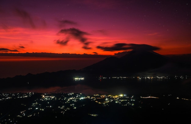 Alba con vista sul vulcano Agung, Bali, bellissima alba