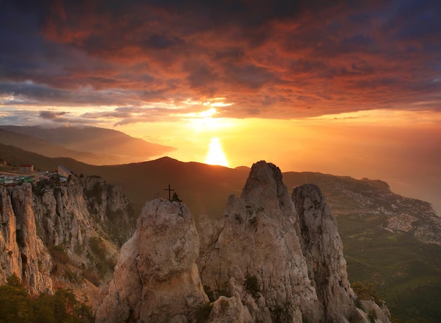 Alba d'oro in montagna