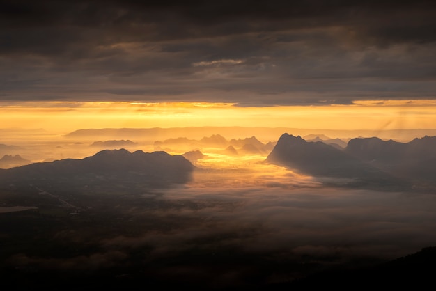 Alba del mattino con la nebbia in montagna