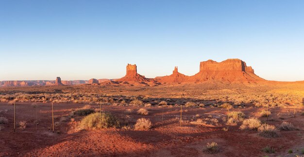 Alba del mattino soleggiato del paesaggio americano della montagna rocciosa del deserto