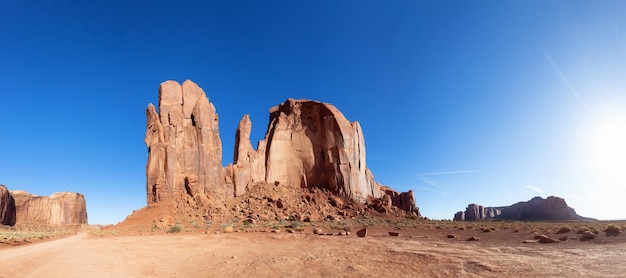 Alba del mattino soleggiato del paesaggio americano della montagna rocciosa del deserto