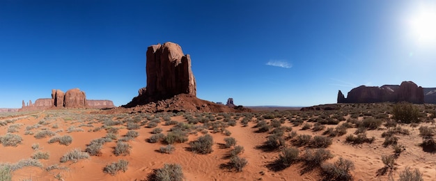 Alba del mattino soleggiato del paesaggio americano della montagna rocciosa del deserto