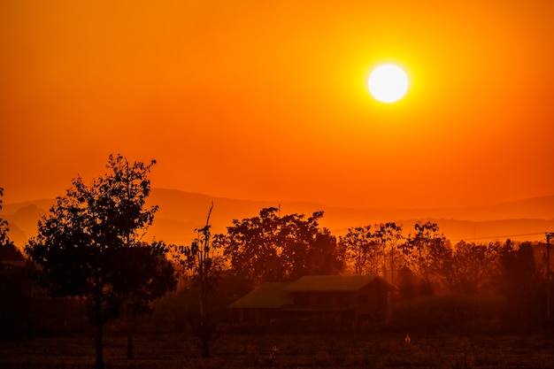 Alba del mattino sopra la montagna