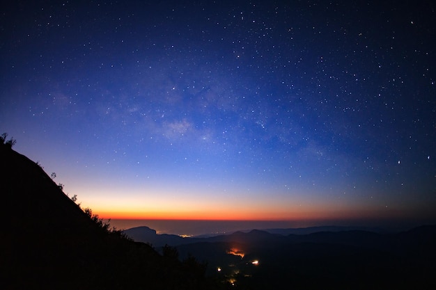 Alba del paesaggio e galassia della Via Lattea a Doi Inthanon Chiang mai Thailandia