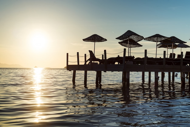 Alba del sole che sorge dall&#39;orizzonte del mare.