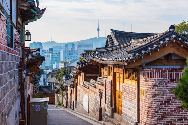 Alba del villaggio di Bukchon Hanok a Seoul, Corea del Sud.