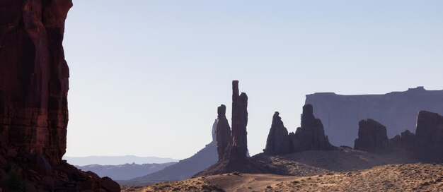 Alba di sole di mattina del paesaggio americano della montagna rocciosa del deserto