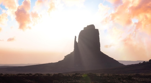 Alba di sole di mattina del paesaggio americano della montagna rocciosa del deserto