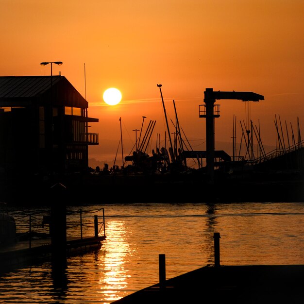 Alba dorata sul molo sul mare in Spagna