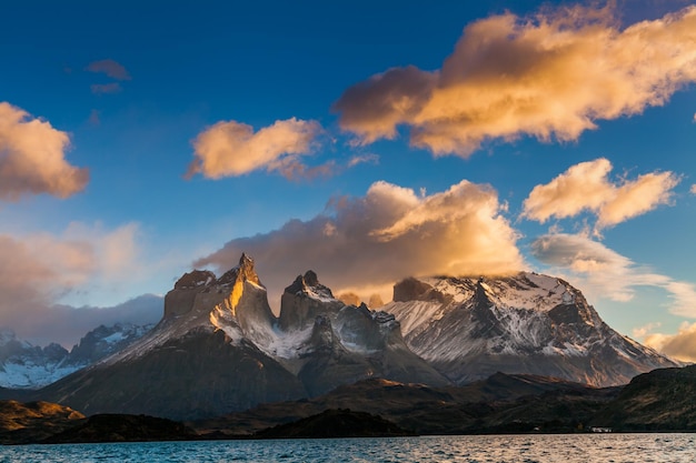 Alba drammatica a Torres del Paine Cile