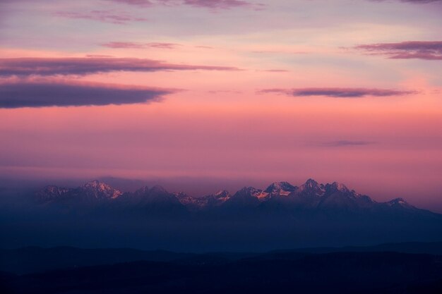 Alba drammatica con la catena montuosa lunatica scura Alti Tatra Slovacchia