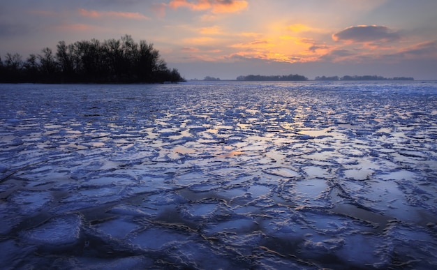 Alba e mare ghiacciato. Bellissimo paesaggio invernale con lago al mattino.