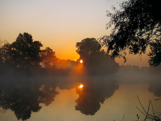 Alba e nebbia sul fiume