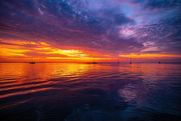 Alba e onde che lavano il tramonto sulla spiaggia o l'alba sullo sfondo del paesaggio della natura dell'oceano o del mare