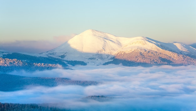 Alba e paesaggio montano invernale.