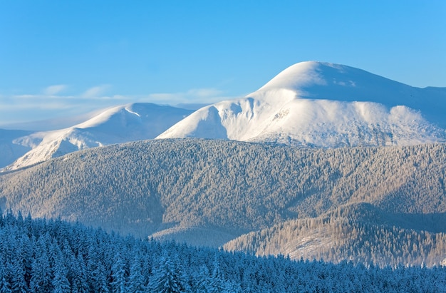 Alba e paesaggio montano invernale.