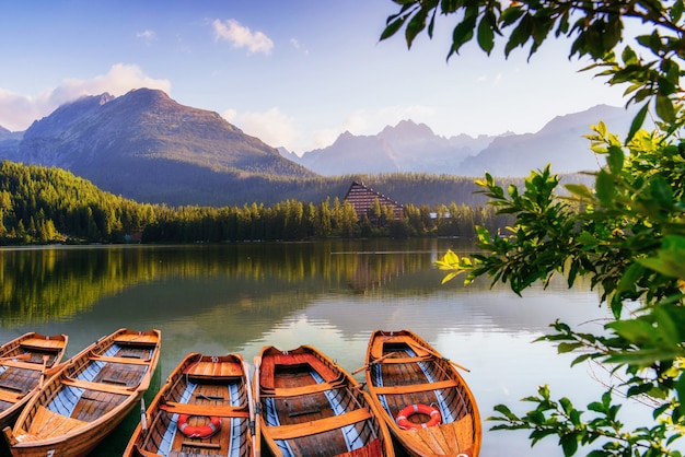 Alba. Fantastico Shtrbske Pleso Alti Tatra. Slovacchia, Europa