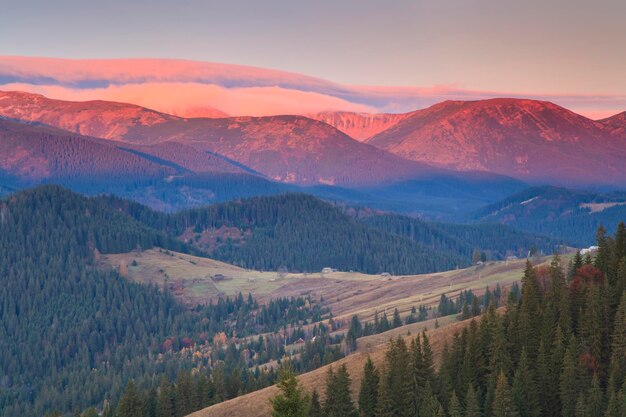 Alba in montagna in autunno