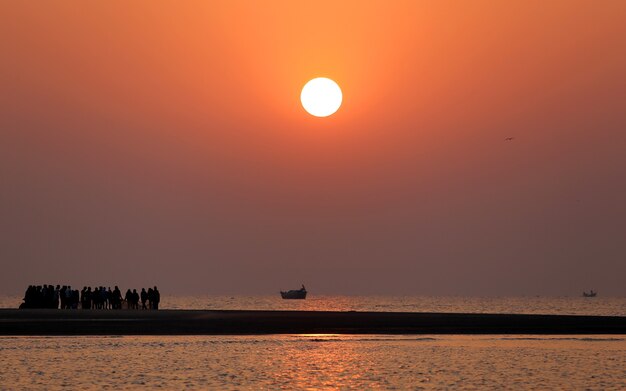 Alba in riva al mare a Kuakata, Bangladesh