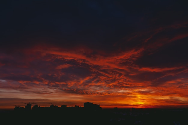 Alba infuocata del vampiro rosso sangue