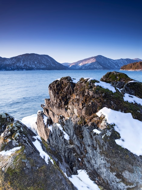 Alba invernale sul lago