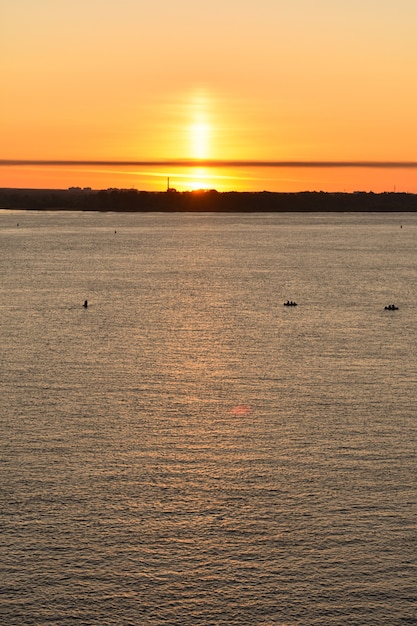 alba luminosa sul fiume Volga