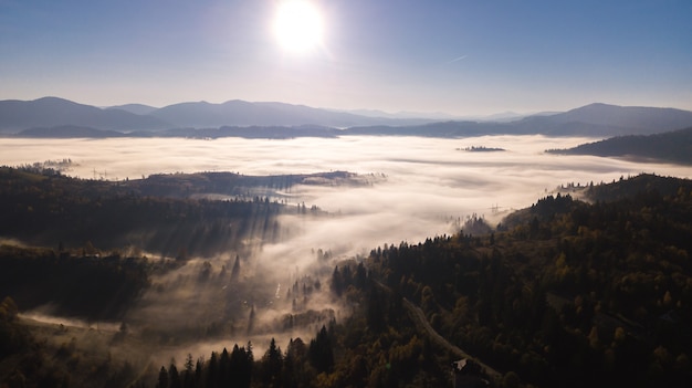 Alba maestosa nel paesaggio delle montagne