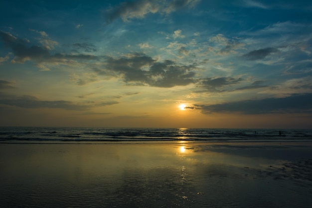 Alba maligna al cielo al tramonto in mare