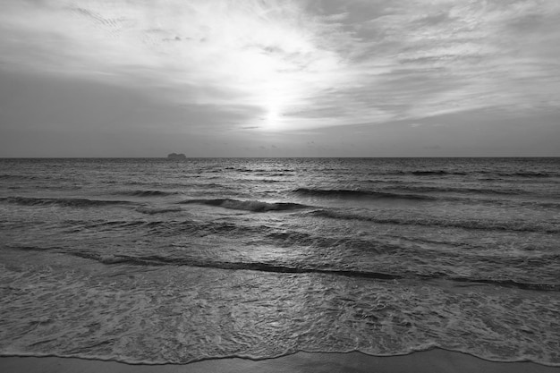 Alba mattutina sul mare Tramonto sull'oceano sull'acqua di mare con cielo al tramonto e sagome della nave Paesaggio marino Alba dorata sul mare Concetto di natura Bella spiaggia Onde del mare dell'oceano