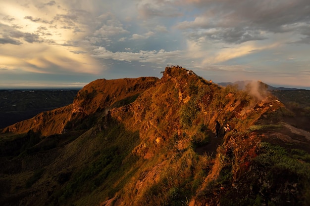 Alba mozzafiato sul monte Abang, vista dal vulcano Batur e dal lago Batur, Bali, Indonesia