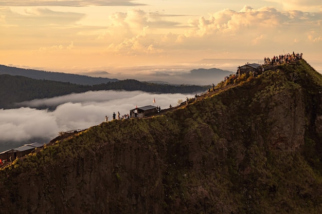 Alba mozzafiato sul monte Abang, vista dal vulcano Batur e dal lago Batur, Bali, Indonesia