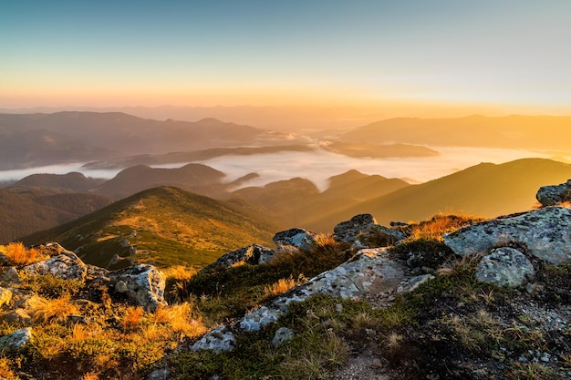 Alba nebbiosa in montagna Bellissimo paesaggio autunnale