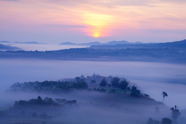 Alba nebbiosa mattutina a Khao Takhian Ngo View Point a Khaokho Phetchabun Thailandia