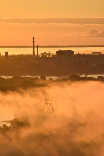 alba nebbiosa sul fiume Volga