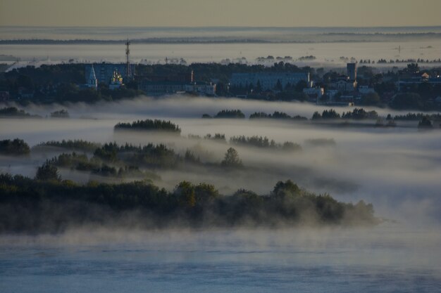 alba nebbiosa sul fiume Volga