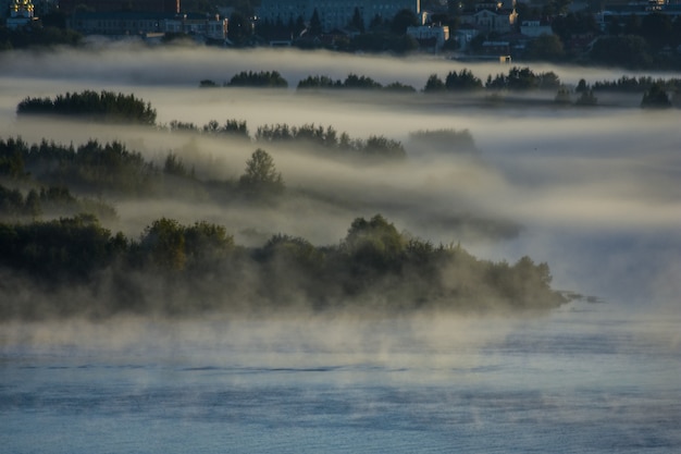 alba nebbiosa sul fiume Volga