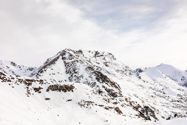 Alba nel paesaggio innevato di alta montagna