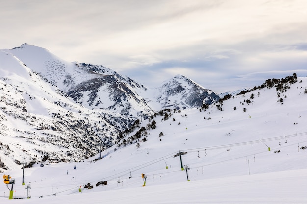 Alba nel paesaggio innevato di alta montagna