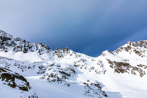 Alba nel paesaggio innevato di alta montagna