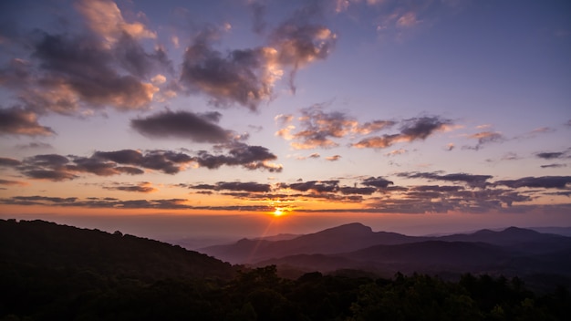 Alba nel punto di vista del parco nazionale di Doi Inthanon, a Chiang Mai Province, nel nord della Thailandia.