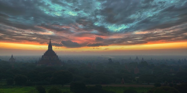 Alba nella valle di Bagan in Myanmar