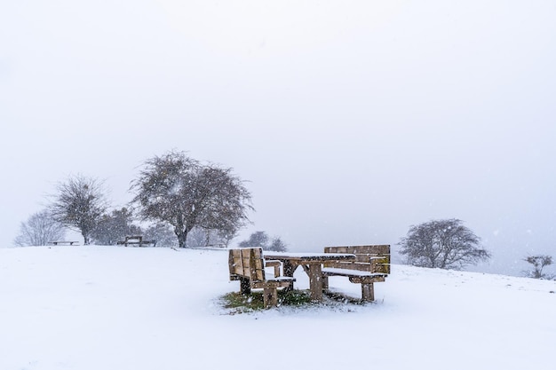 Alba nevosa nell'area picnic vicino al rifugio del monte Aizkorri a Gipuzkoa