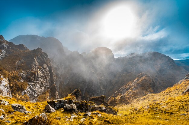 Alba nuvolosa in cima alla montagna di Aiako Harriak, Oiartzun. Paesi Baschi