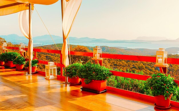 Alba o tramonto al bar o ristorante veranda vicino a Porto Rotondo sulla Costa Smeralda al Mar Mediterraneo in Sardegna isola d'Italia. Sardegna in estate. Provincia di Olbia a Porto Cervo. Tecnica mista.