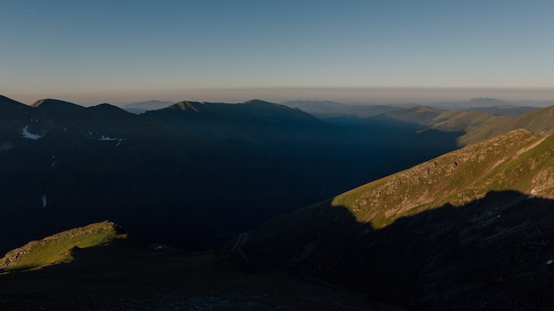 Alba, paesaggio montano nei Carpazi, Fagaras, Romania, all'aperto