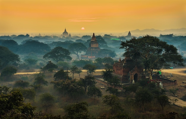 Alba panoramica sopra Bagan in Myanmar