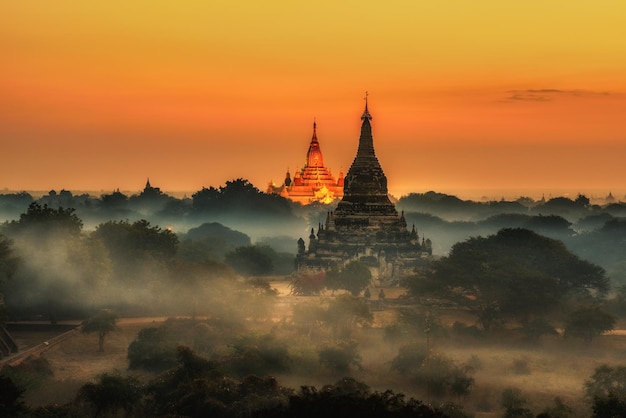 Alba panoramica sopra Bagan in Myanmar