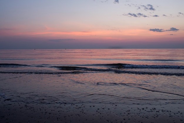 Alba rosa al paesaggio balneare Spiaggia del mare Adriatico nella mattina di inizio estate