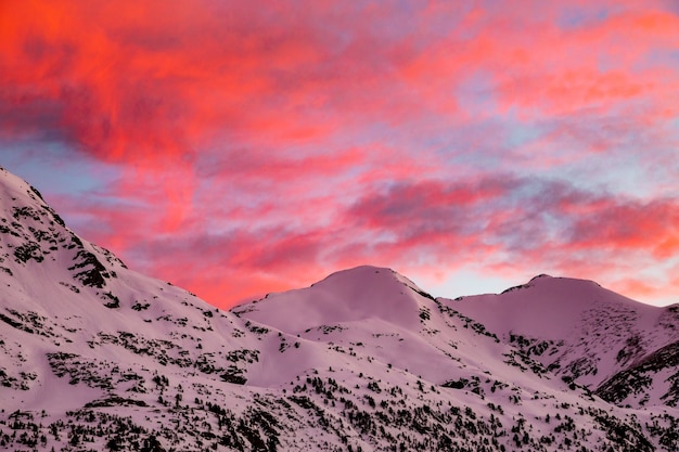 Alba rossa in un paesaggio di alta montagna