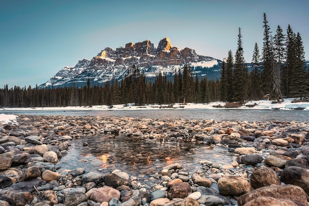 Alba sopra Castle Mountain sopra il fiume Bow in inverno al parco nazionale di Banff